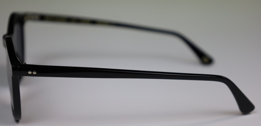 efesto occhiali da sole neri lenti grigio sfumato dettaglio