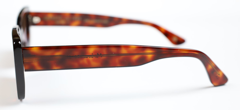 Dettaglio asticella degli occhiali Moira, linea Bernabei