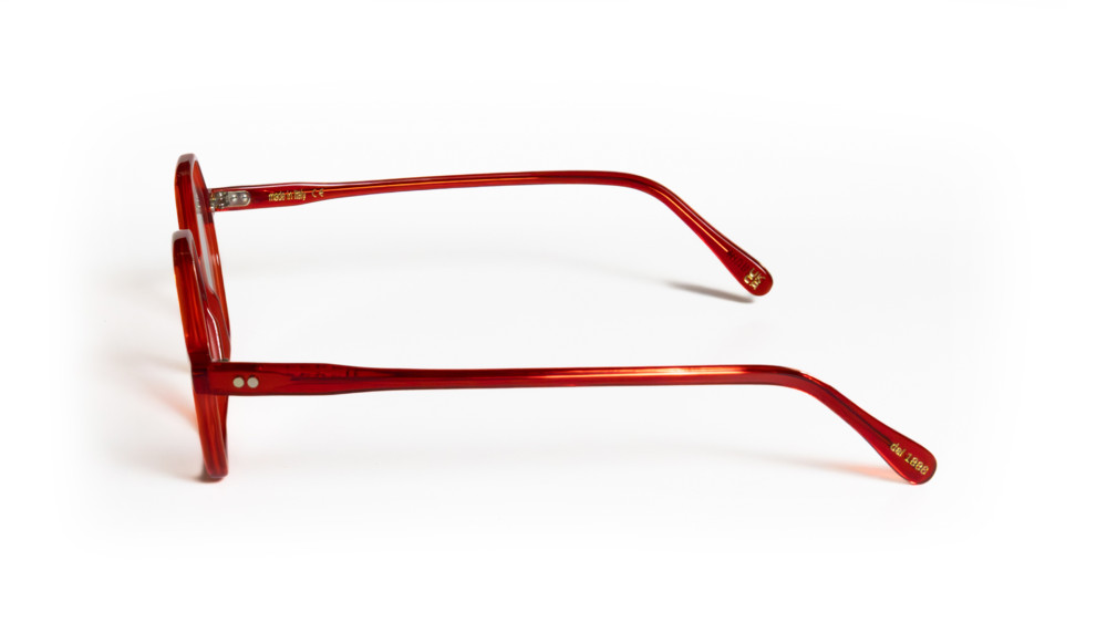 Dettaglio stanghetta degli occhiali da vista in rosso modello Pan linea Bernabei