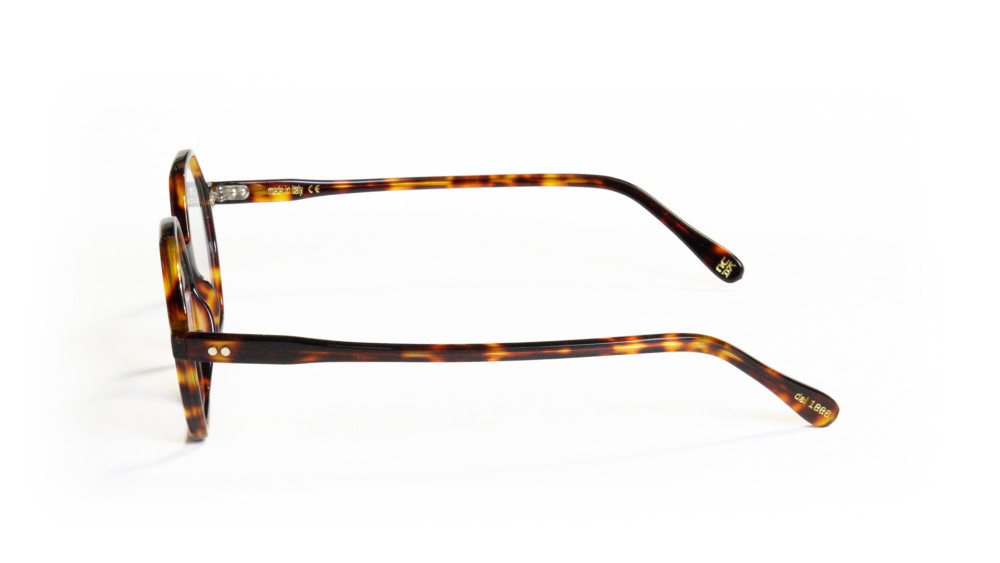 Dettaglio occhiali da vista tartarugato scuro modello Pan linea Bernabei