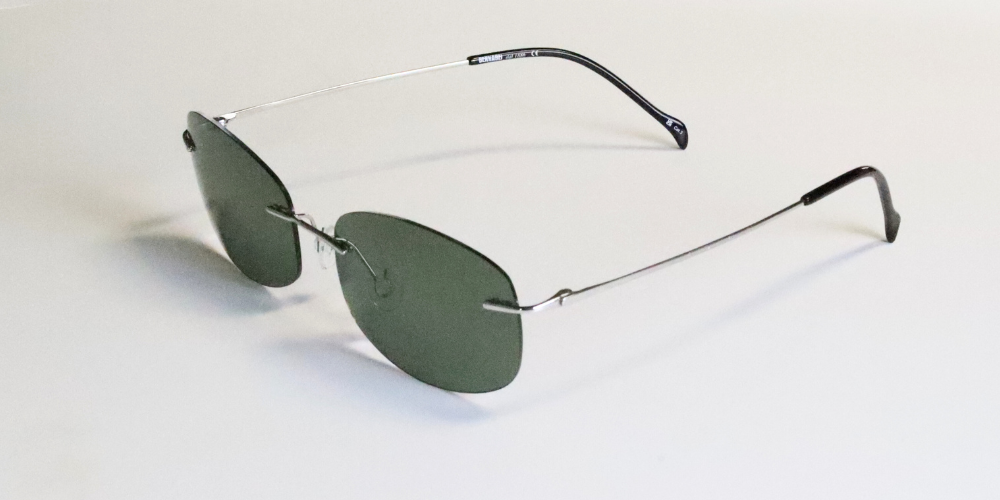 Occhiali da sole lenti verde scuro e struttura in titanio