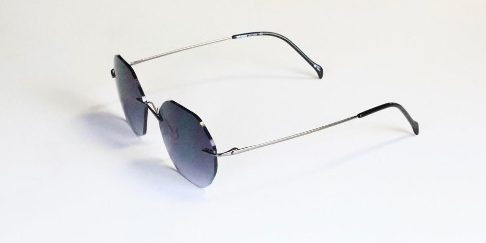 occhiali da sole in titanio con lenti grigio scuro marca Bernabei