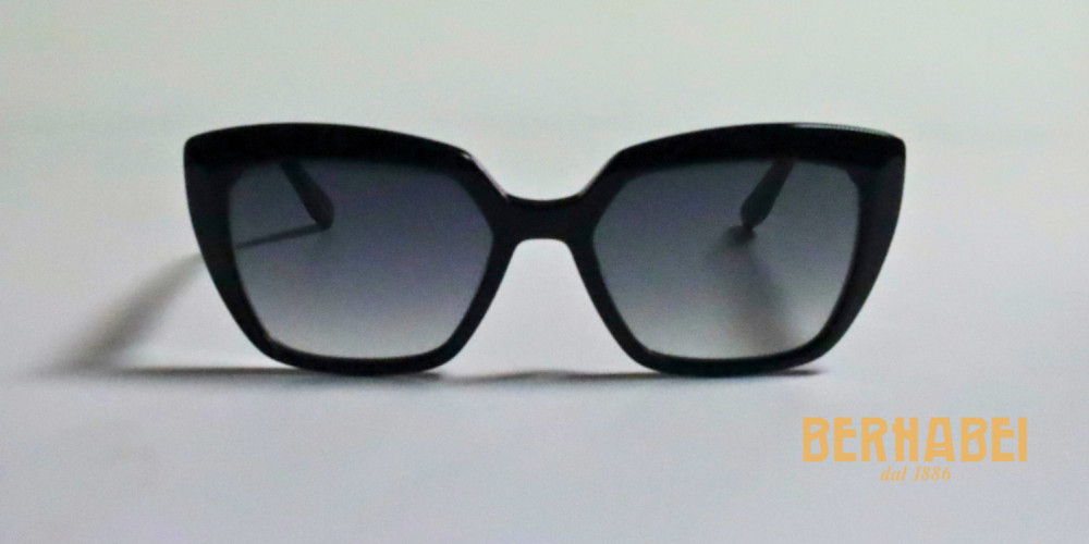 occhiali da sole neri con lenti polarizzate e montatura spessa