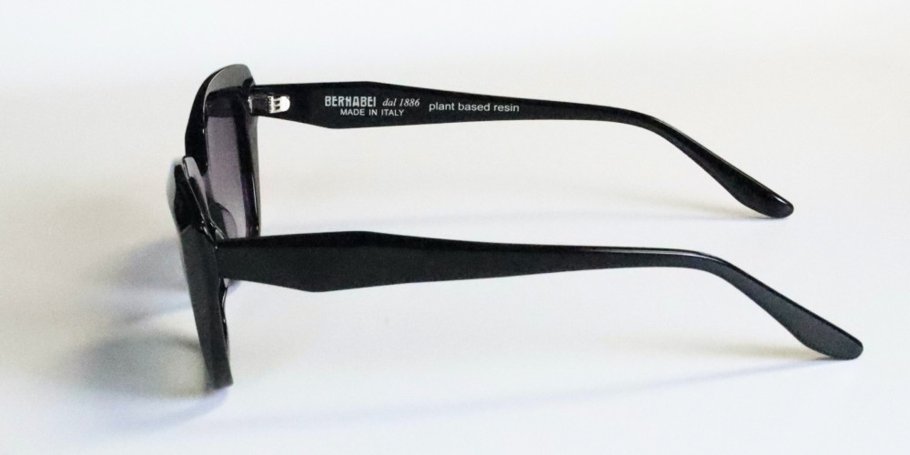 occhiali da sole neri con lenti polarizzate e montatura spessa marca Bernabei