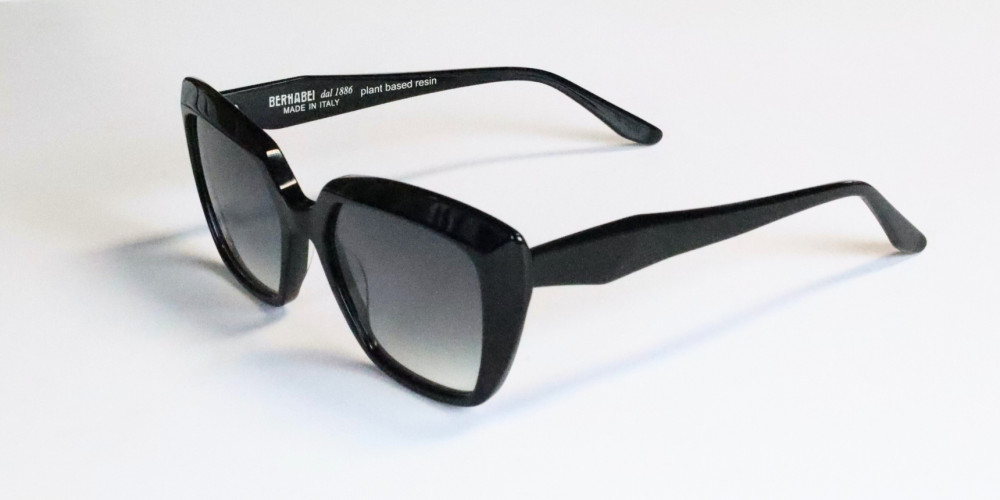 occhiali da sole neri con lenti polarizzate e montatura spessa linea Bernabei