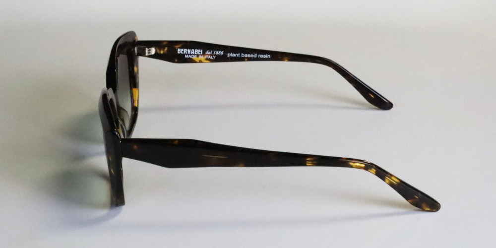 occhiali da sole tartarugati con lenti verdi e montatura spessa modello della linea Bernabei