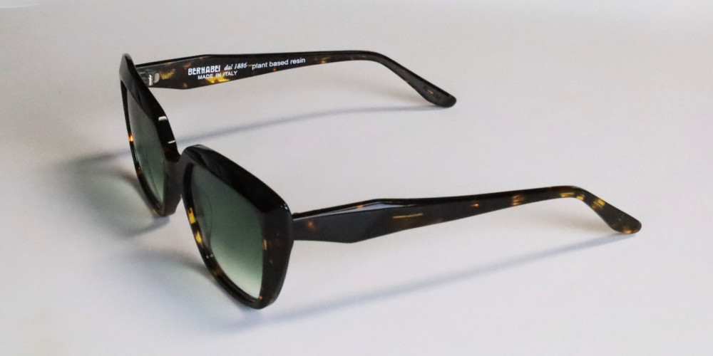 occhiali da sole tartarugati con lenti verdi e montatura spessa modello Barcellona