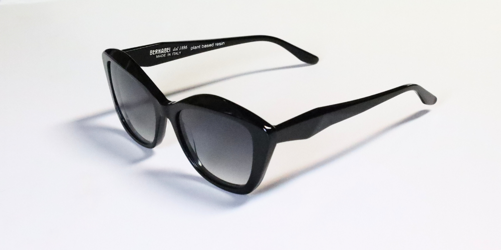 occhiali da sole neri montatura spessa lenti polarizzate