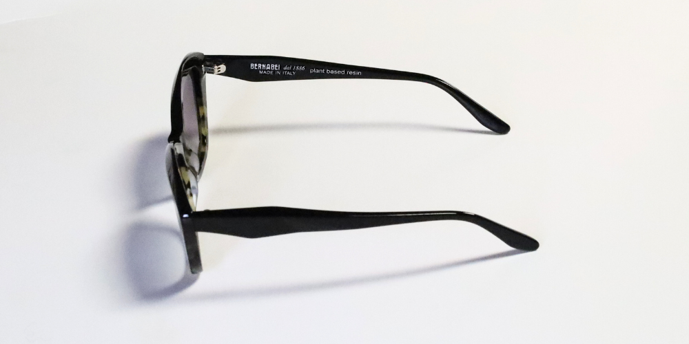 occhiali da sole nero con inserto tartarugato  montatura spessa con lenti polarizzate aste