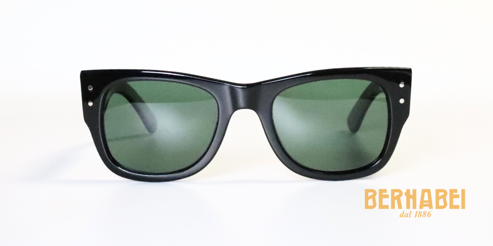 occhiali da sole con lenti verde sfumato