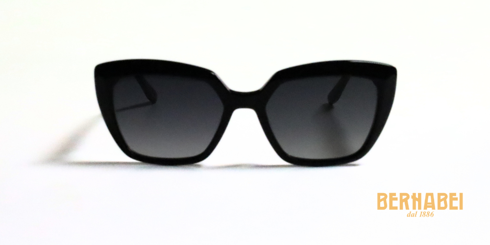 occhiali da sole neri con lenti polarizzate e montatura spessa