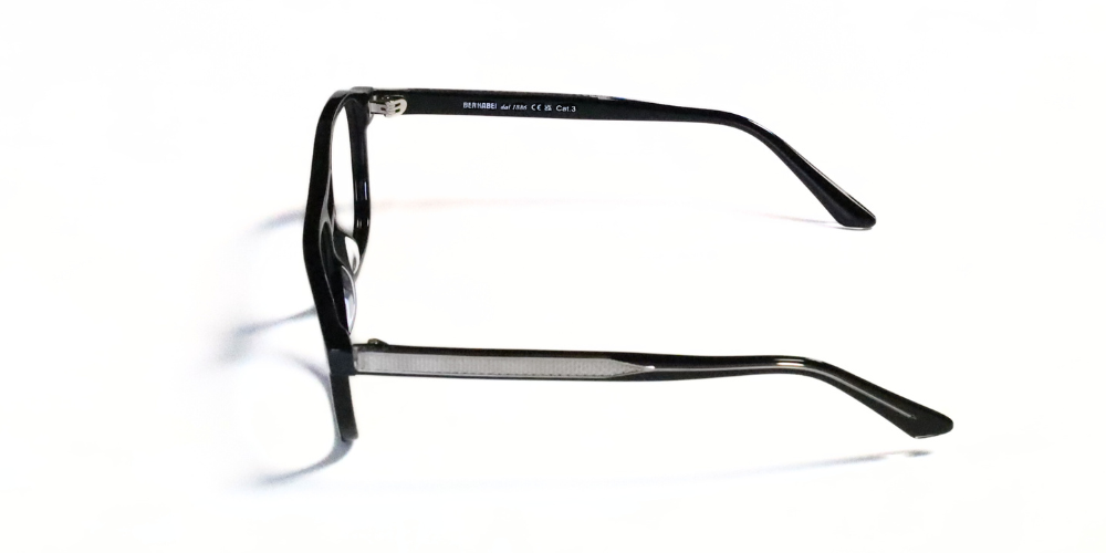 occhiali neri con inserti metallici