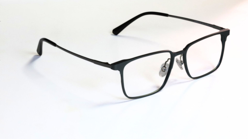 occhiali da vista grigio metallizzato con clip da sole removibili