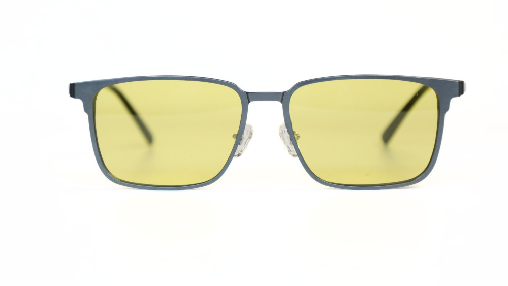 occhiali da vista grigio metallizzato con clip da sole gialle