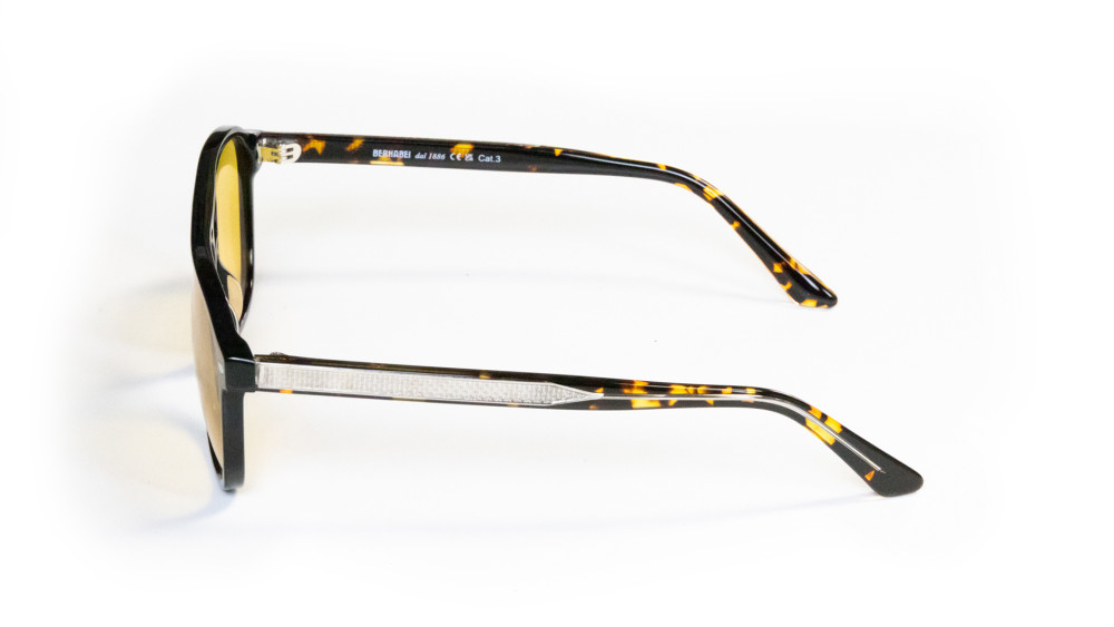 occhiali da sole con lenti gialle tartarugati con aste argentate