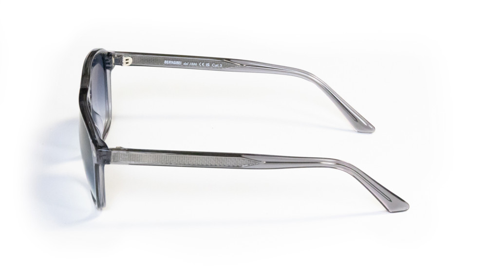 occhiali da sole con lenti azzurre e montatura grigio trasparente aste argentate