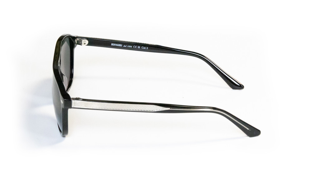 occhiali da sole neri con lenti polarizzate in stile aviator