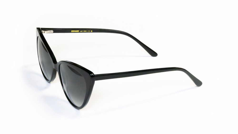 Occhiali da sole Morgana montatura nera in acetato vista tre quarti lenti verde sfumato