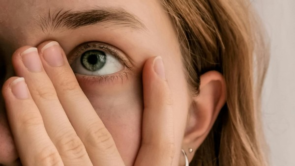 Occhio secco e lenti a contatto: cosa fare