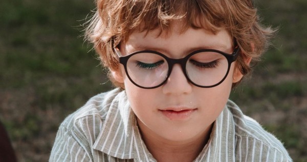 Occhiali per bambini: ponte integrato o naselli regolabili