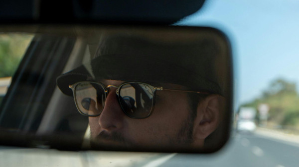 Occhiali da sole per guidare: meglio lenti polarizzate?