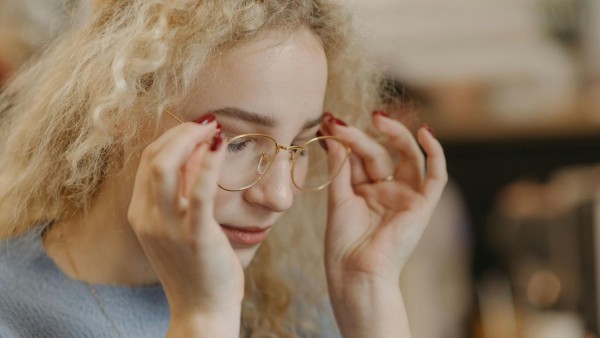 Occhiali scomodi o storti: riparazione a Roma