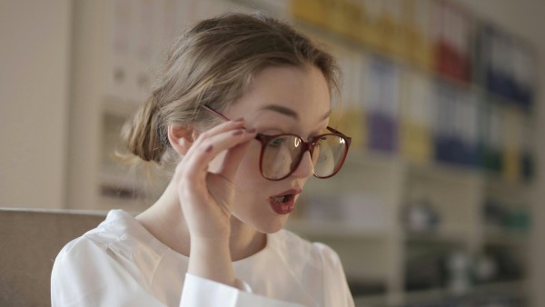 Occhiali che scivolano: come risolvere