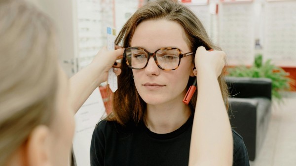 Occhiali che stringono sul naso: come risolvere